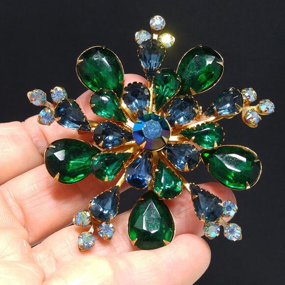 Vintage 1950s Emerald Green Rhinestones Snowflake Brooch - Picture 10 of 10